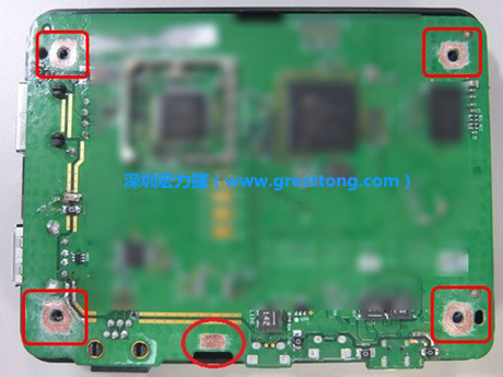 手動(dòng)去綠漆。使用傳統(tǒng)的刀片去除綠漆后的效果。