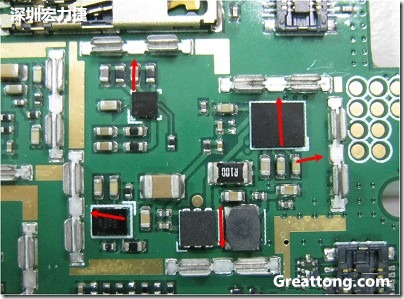 圖中顯示一塊電路板使用這種屏蔽夾(shielding clip)的實(shí)例?；旧衔覀?cè)趶澖堑牡胤蕉荚O(shè)計(jì)擺放了一個(gè)屏蔽夾，這樣可以讓作業(yè)員比較方便安裝屏蔽罩(shielding can)時(shí)的對(duì)位準(zhǔn)確。然后在其他沒(méi)有屏蔽夾的地方也設(shè)計(jì)了一些接地的布線，一來(lái)可以稍微提升屏蔽罩的電磁隔絕能力，另一方面也可以為屏蔽夾無(wú)效時(shí)，馬上可以更改為屏蔽框，而無(wú)需要重新設(shè)計(jì)電路板。