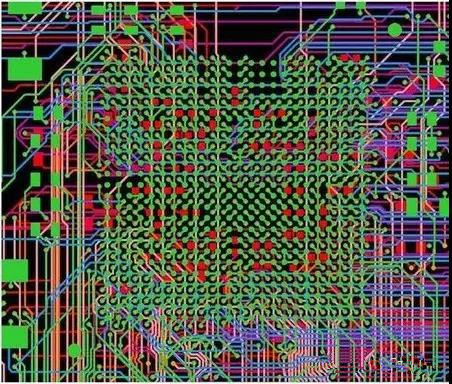 圖18：BGA布線。(頂部)傳統的自動布線器。38個網絡沒有完成布線。(底部)任意角度的拓撲式自動布線器。所有網絡都完成了布線。